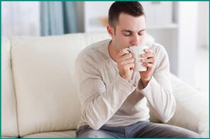 Ένας άντρας πίνει τσάι με μέντα, θέλοντας να θεραπεύσει τη στυτική δυσλειτουργία. 